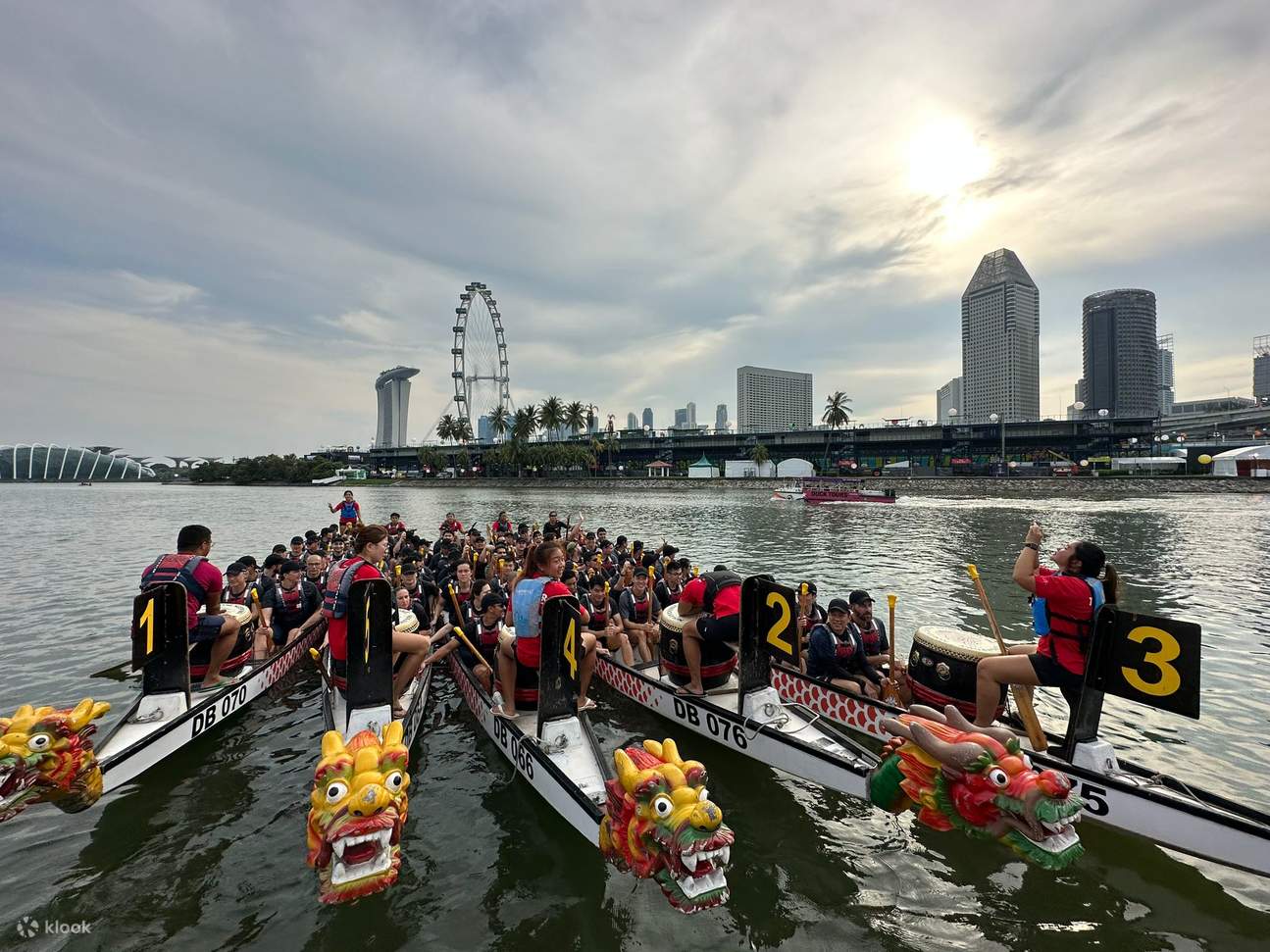 Drachenboot-Teambuilding-Aktivität in der Marina Bay