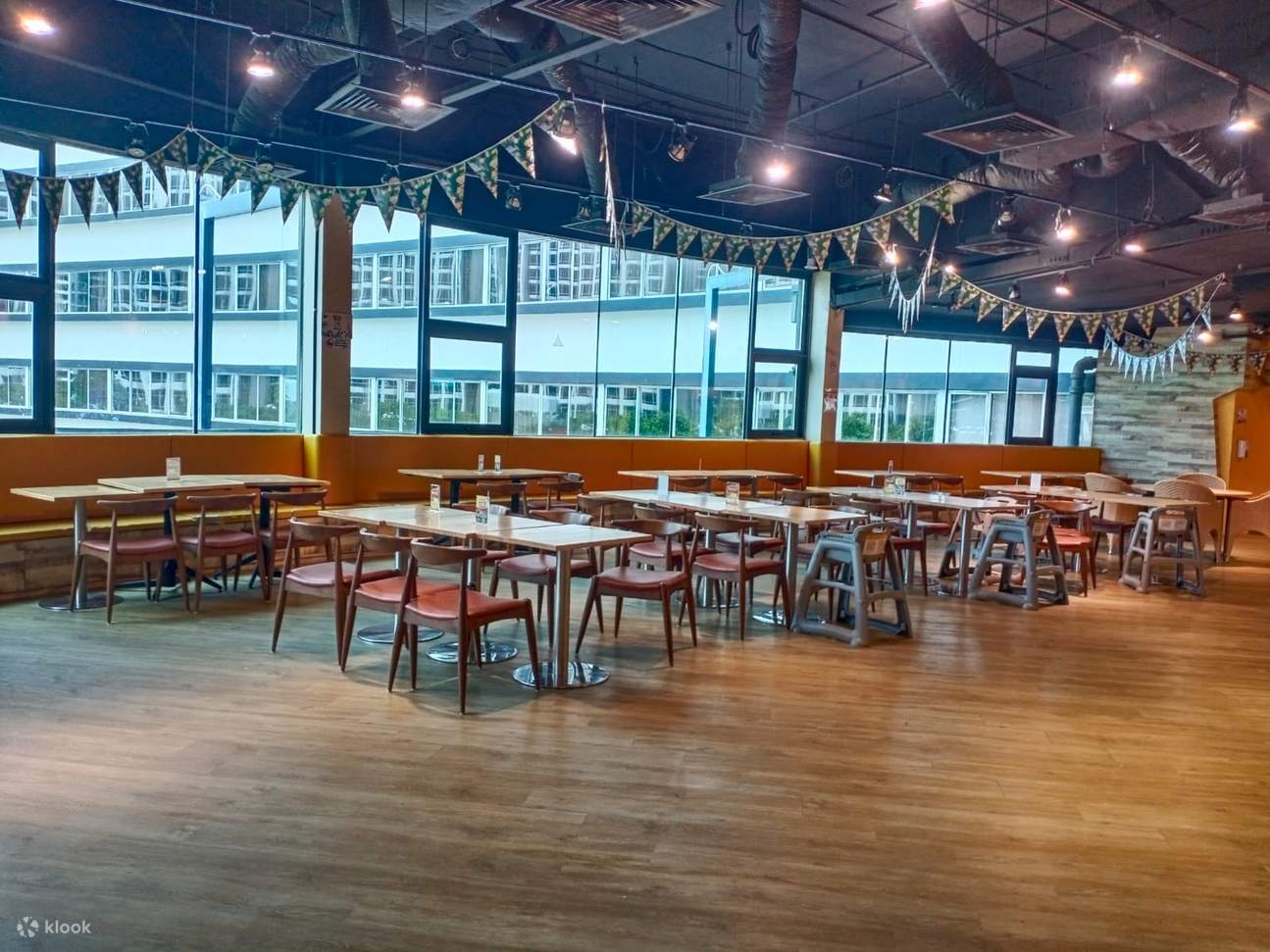 waka waka bistro cafe lion den