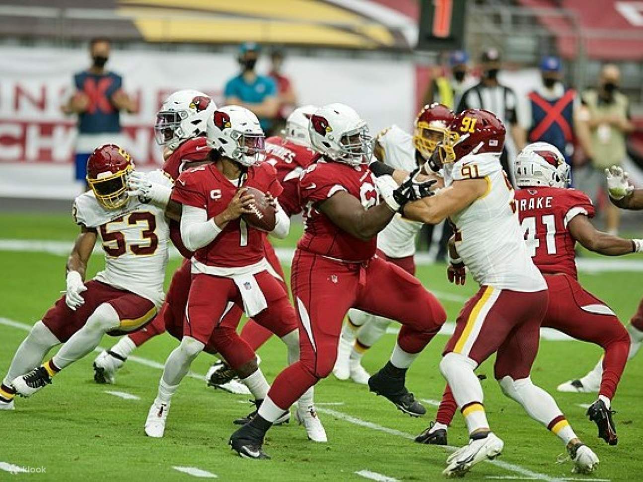 Hòa mình vào di sản bóng đá trải dài qua nhiều thế hệ tại Sân vận động State Farm ở Glendale