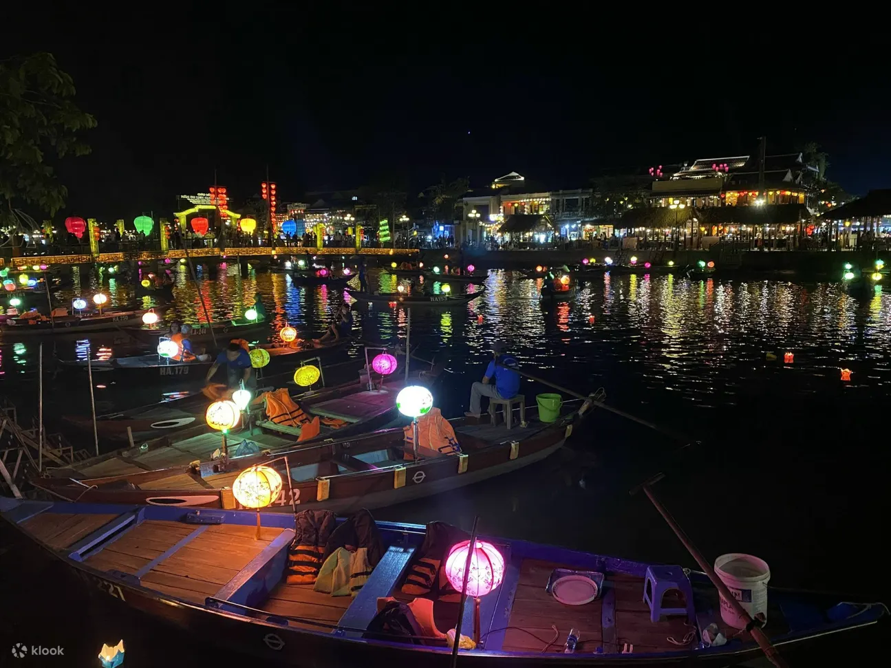 Release-the-lantern-on-Hoai-river-with-the-best-wishes