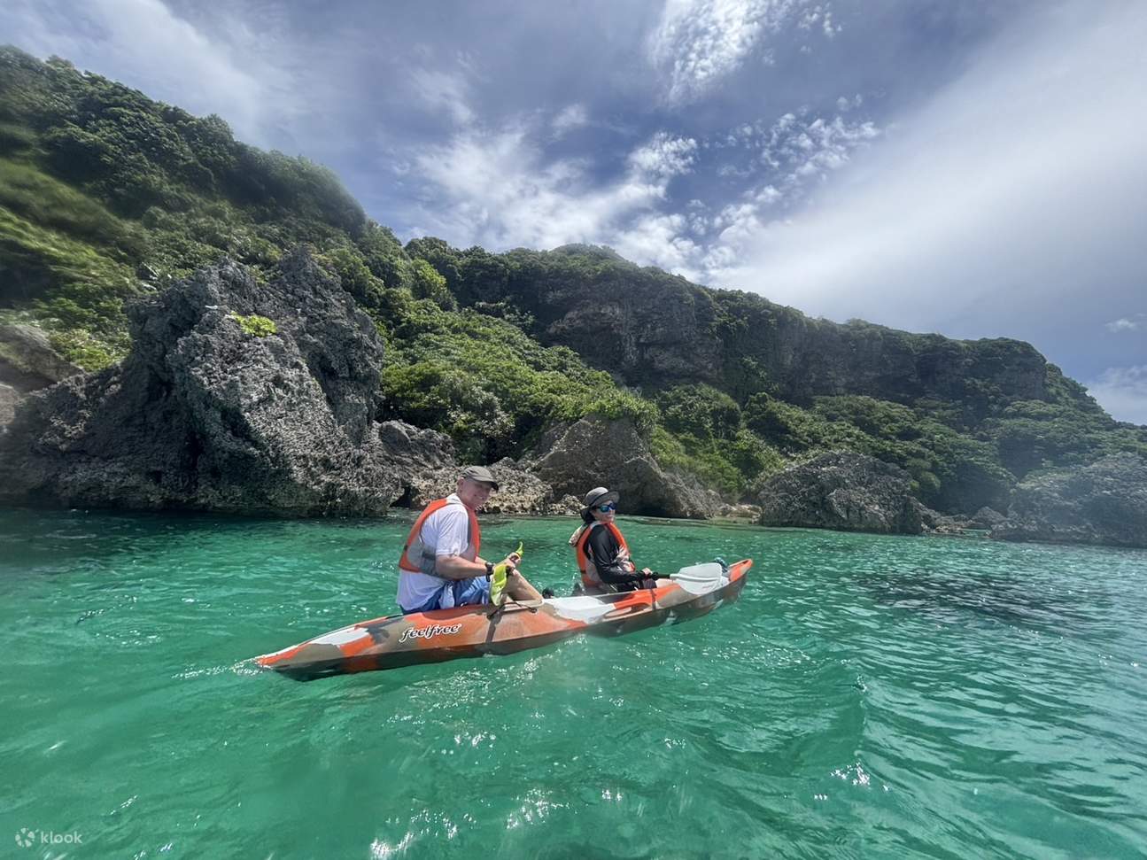 Kita akan pergi ke pantai yang hanya boleh dikunjungi dengan kayak.