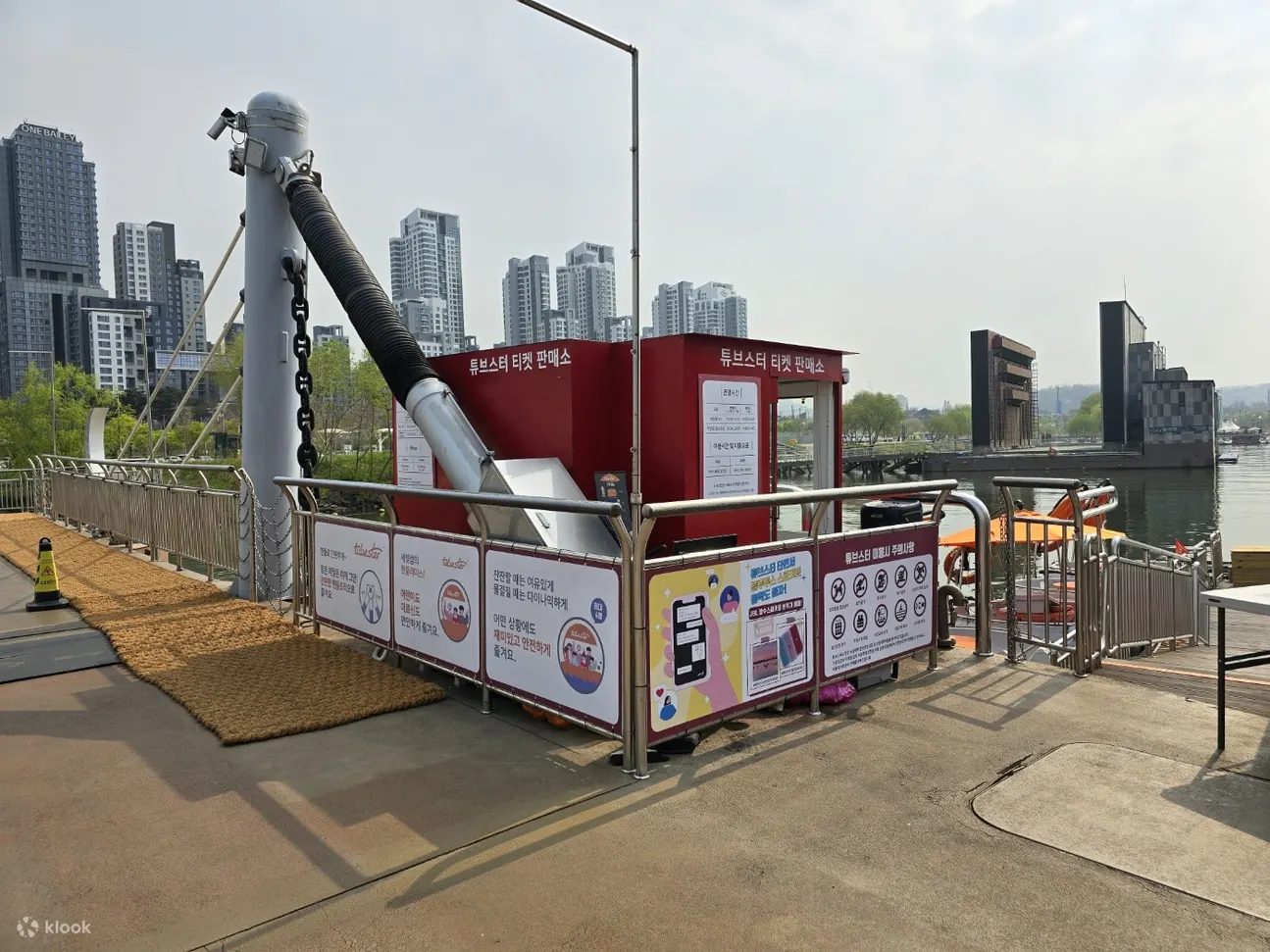 Ticket Office
- By Subway: 
Line 3,7,9 Express Bus Terminal Exit 8-1 (650m, 15 min on foot)
Following the sign 'Hangang Park, Banpo Area' at Exit 8-1