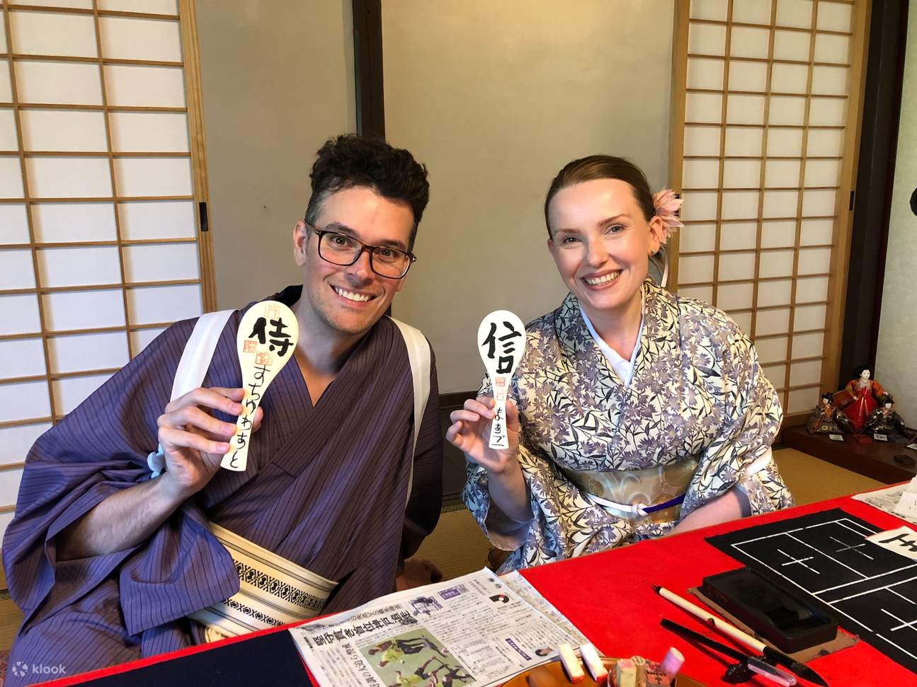 일본 서예를 하는 2명의 소녀