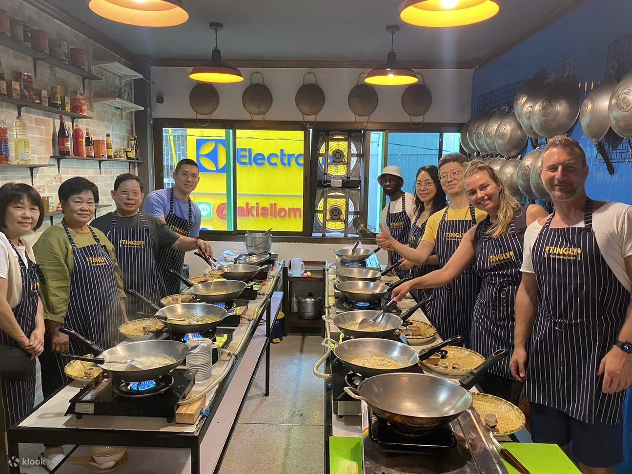 Memasak di Tingly Thai Cooking School