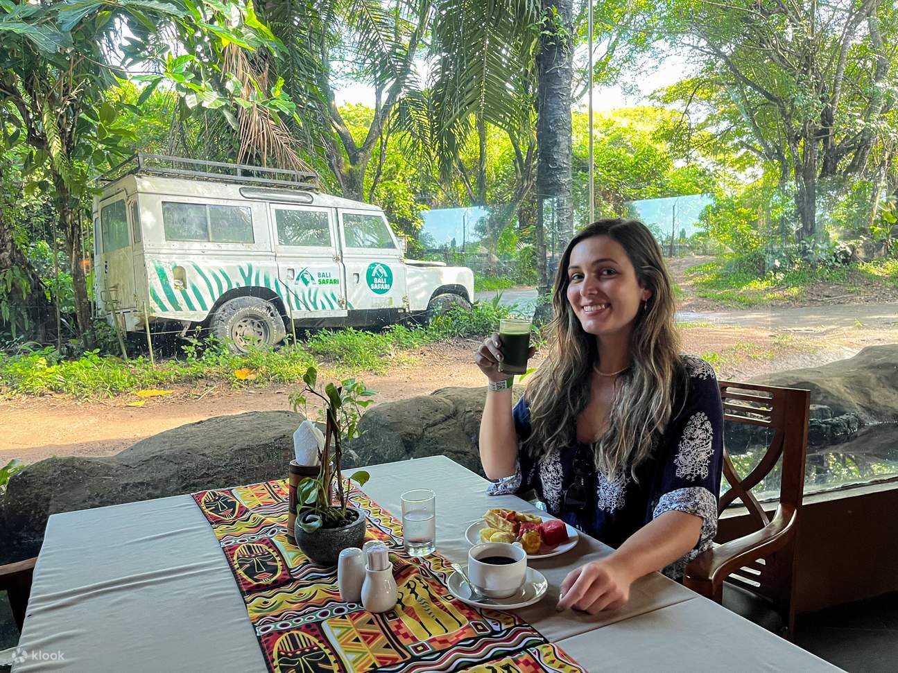los clientes disfrutan de las comidas en el restaurante Bali Safari Marine Park