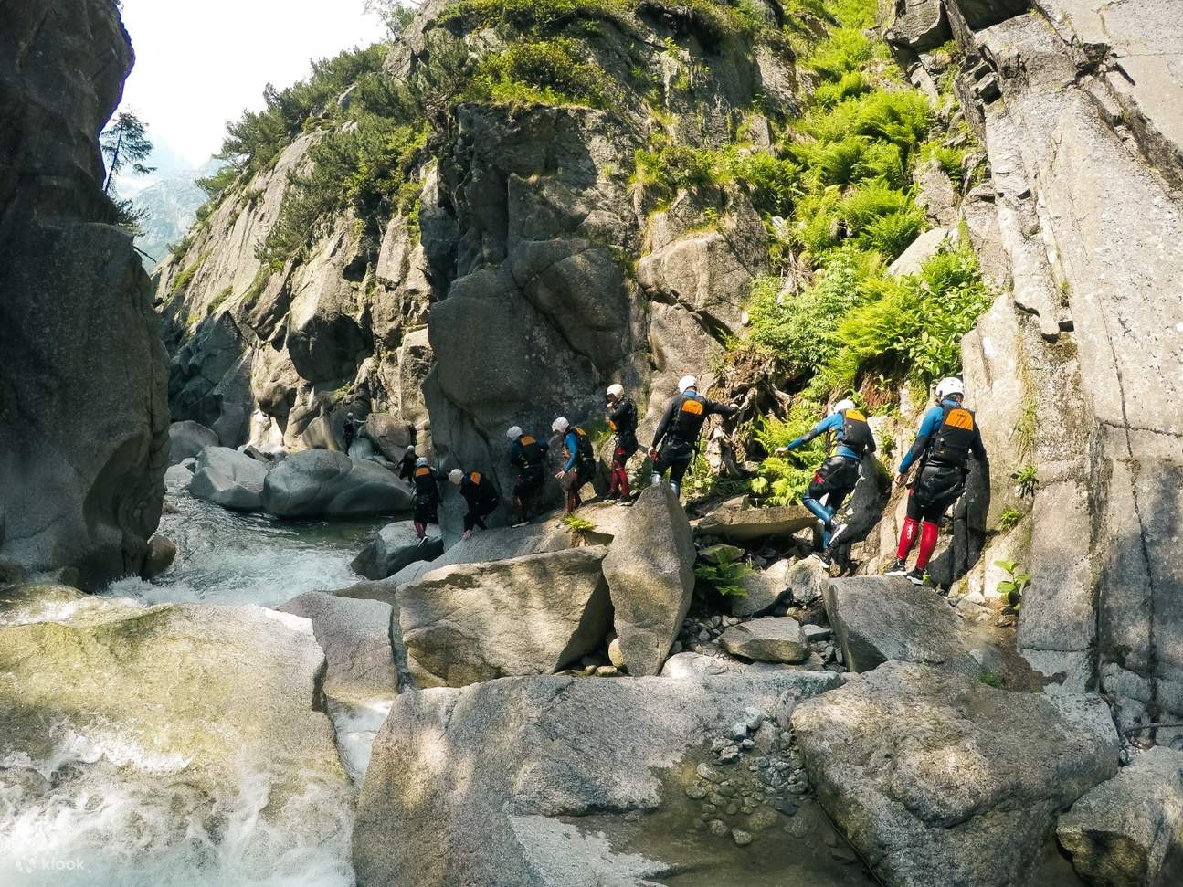 一群游客穿过岩石