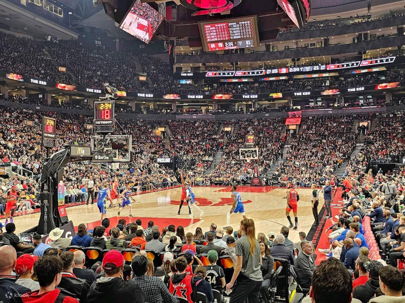 Pertandingan Bola Basket Toronto Raptors di Scotiabank Arena