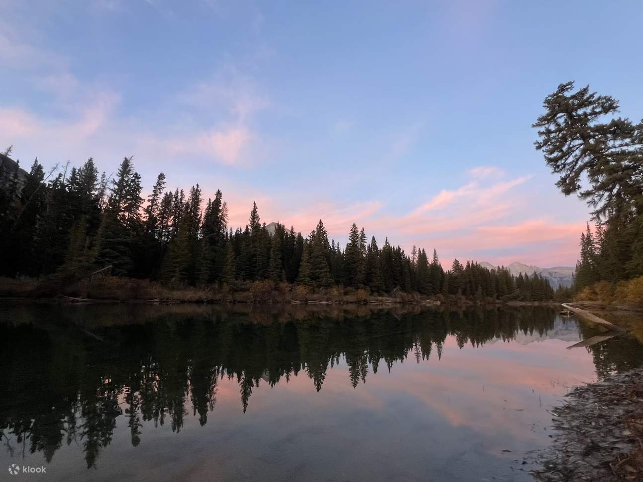 Derniers instants de la lumière déclinante qui projettent une douce lueur sur le paysage alpin serein