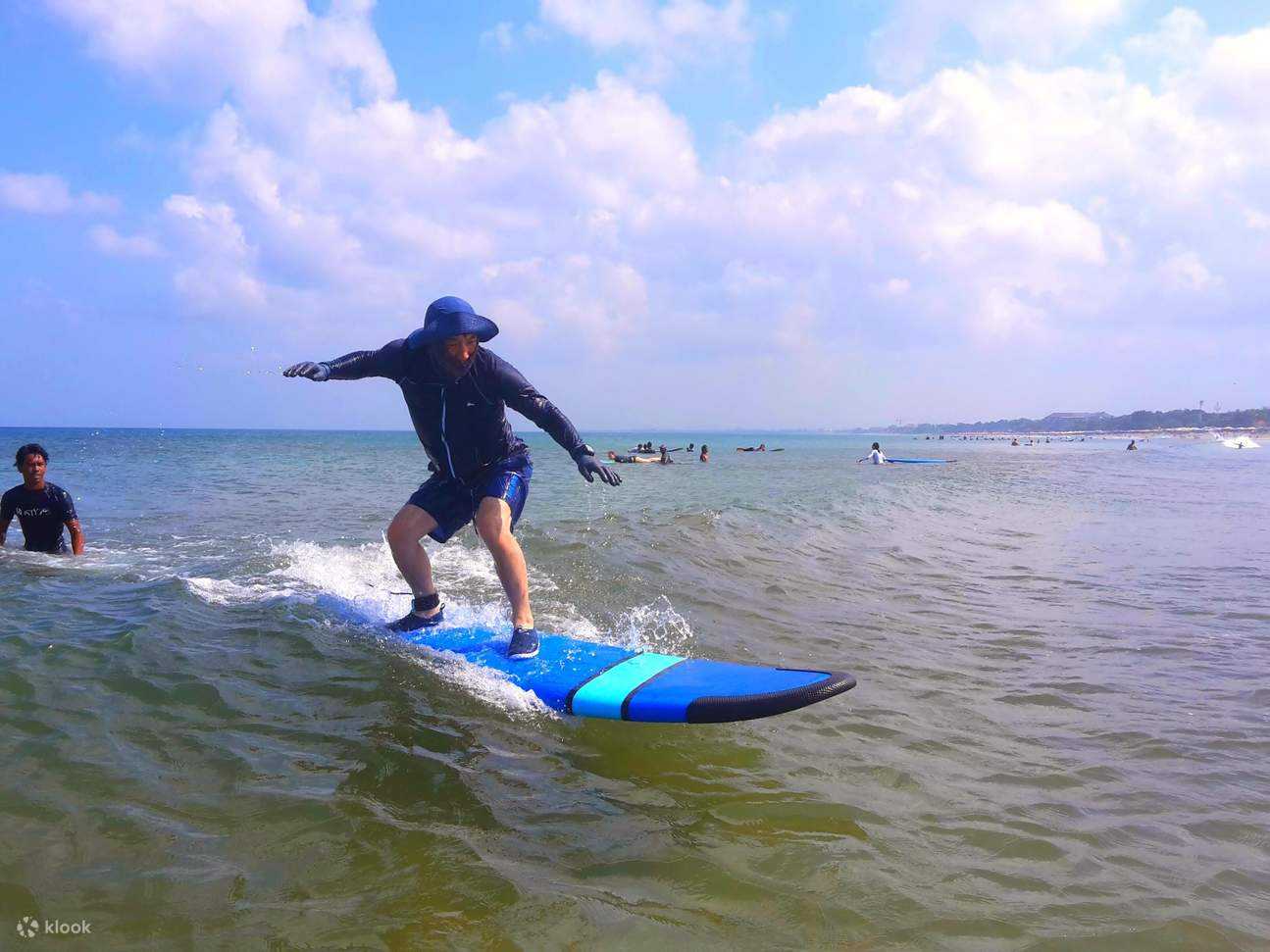 Surfunterricht am Legian Beach von 7Surf Bali