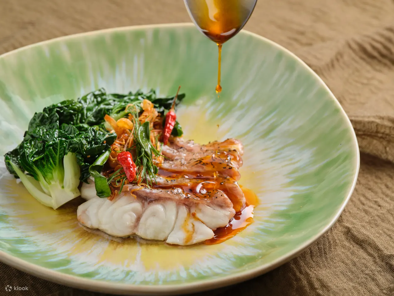 Pla Gao Nueng Phrik Larb Nuea（石斑鱼、红葱、大蒜、发酵鱼油）