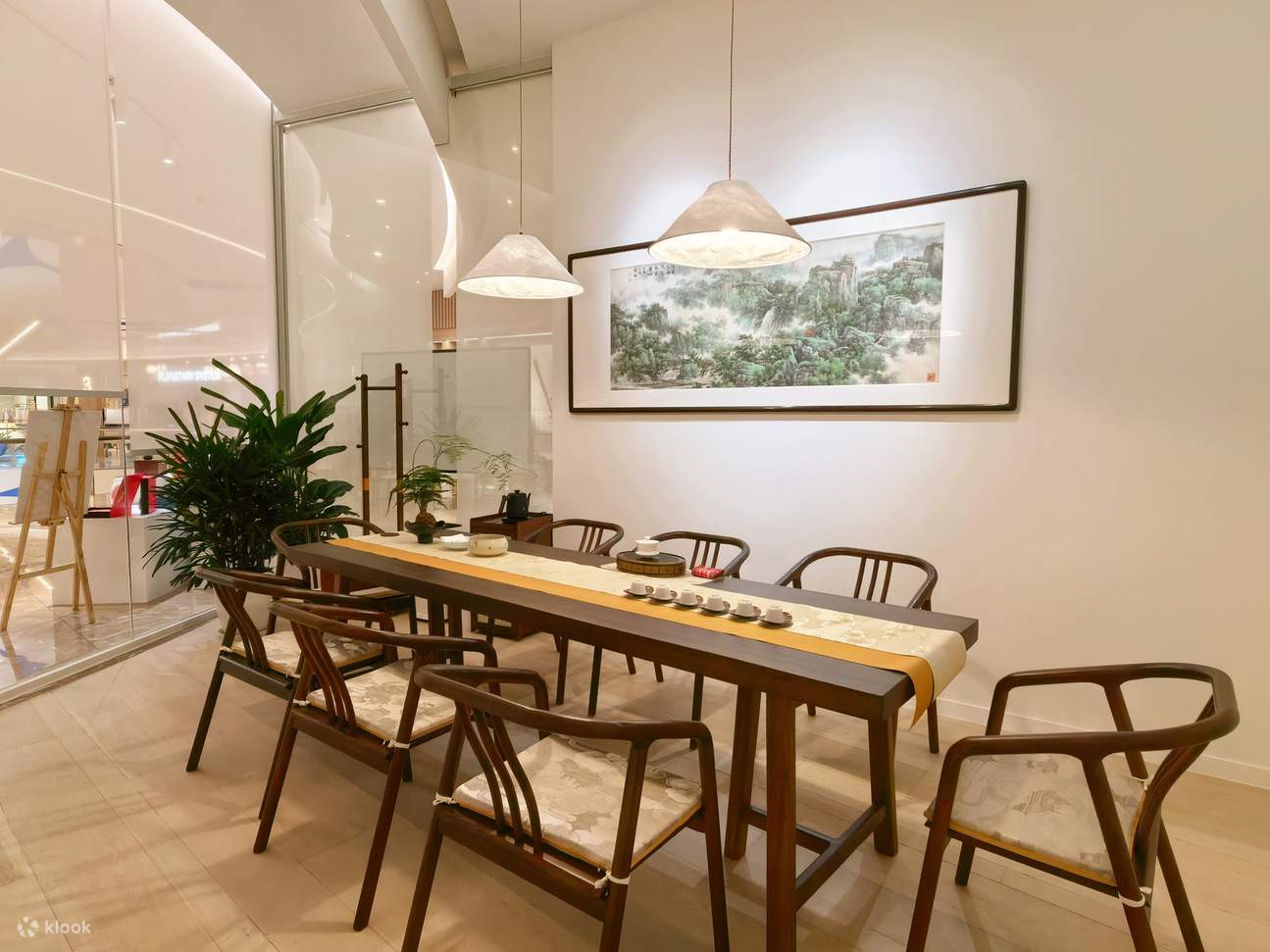 茶空間は「お茶を通じて友人をもてなす」ための多人数の茶会会場として使用され、茶席にはミニチュアの風景や特色のある茶席布が配置されています。背景の格子デザインは空間に奥行きを加え、茶学の心得を交流したり、人脈を広げたりするのに適しています。