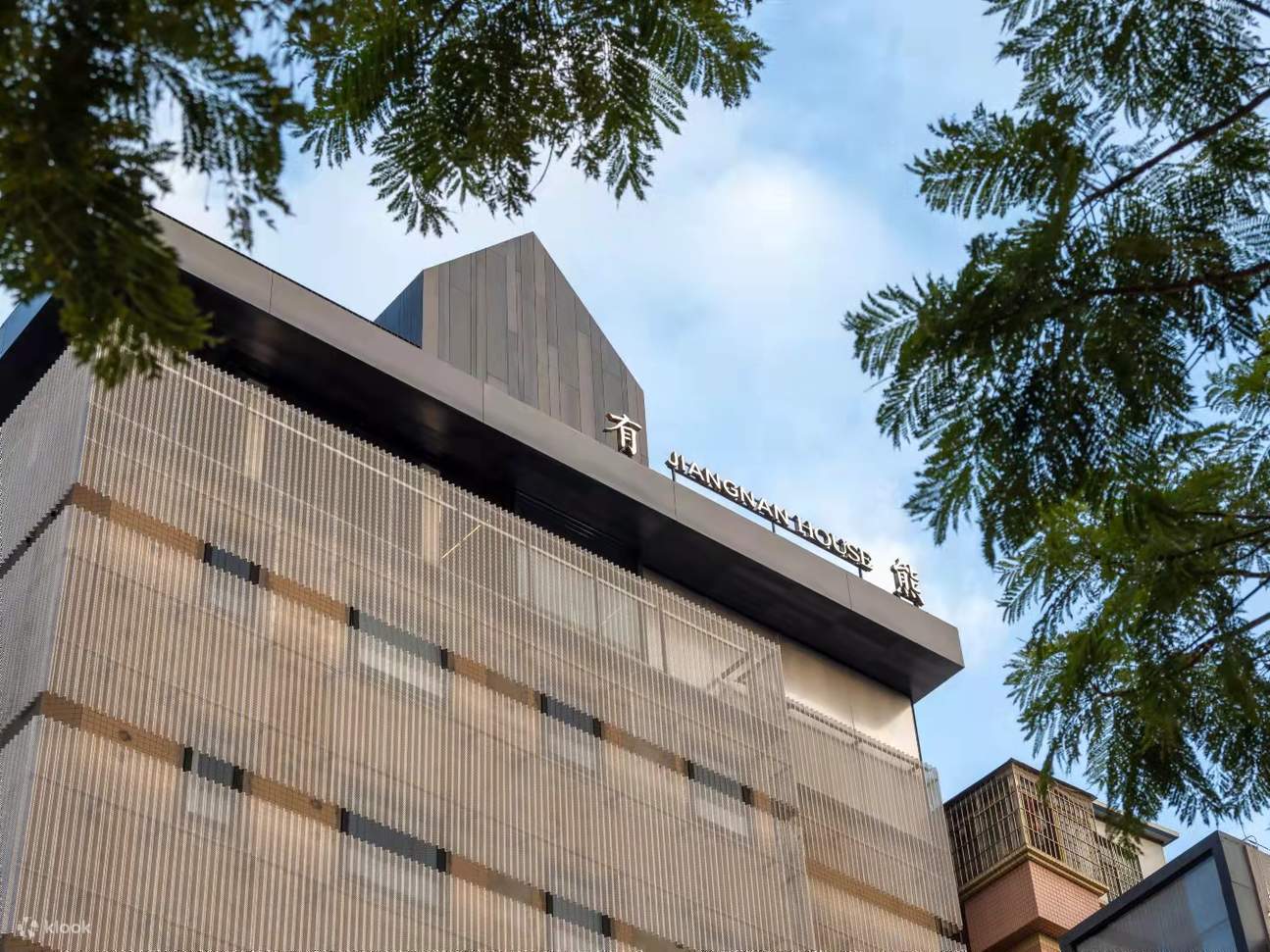 Bandar yang muda, bertenaga, terbuka dan inklusif. Kawasan di mana terletaknya Youxiong Hotel - Daerah Nanshan ialah kawasan bandar di mana taman berteknologi tinggi tertumpu. Ia menghimpunkan orang yang mengikuti trend, cita rasa dan gaya muda.