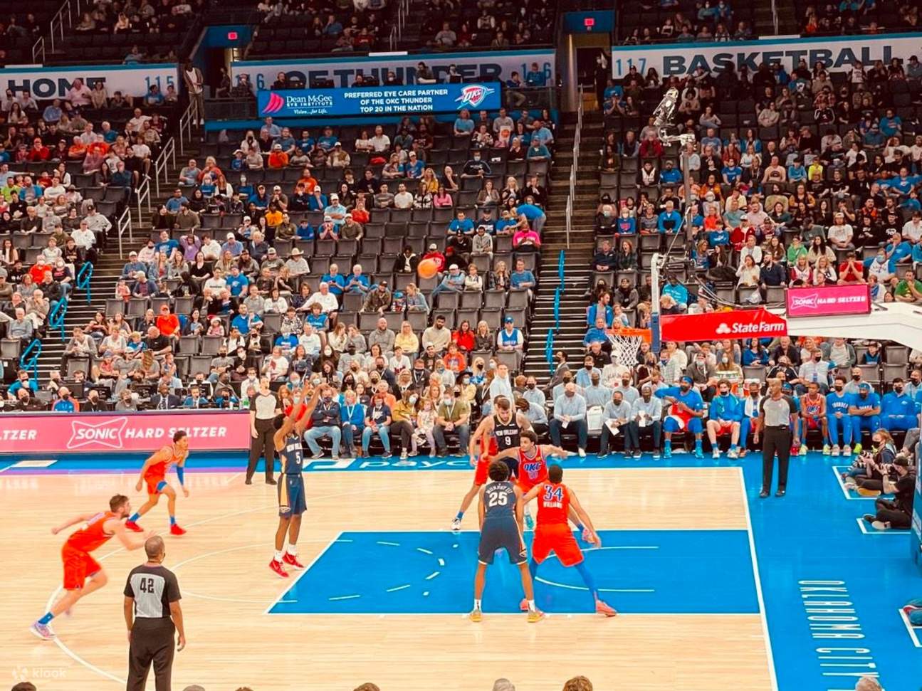 Pertandingan Bola Basket Oklahoma City Thunder di Paycom Center