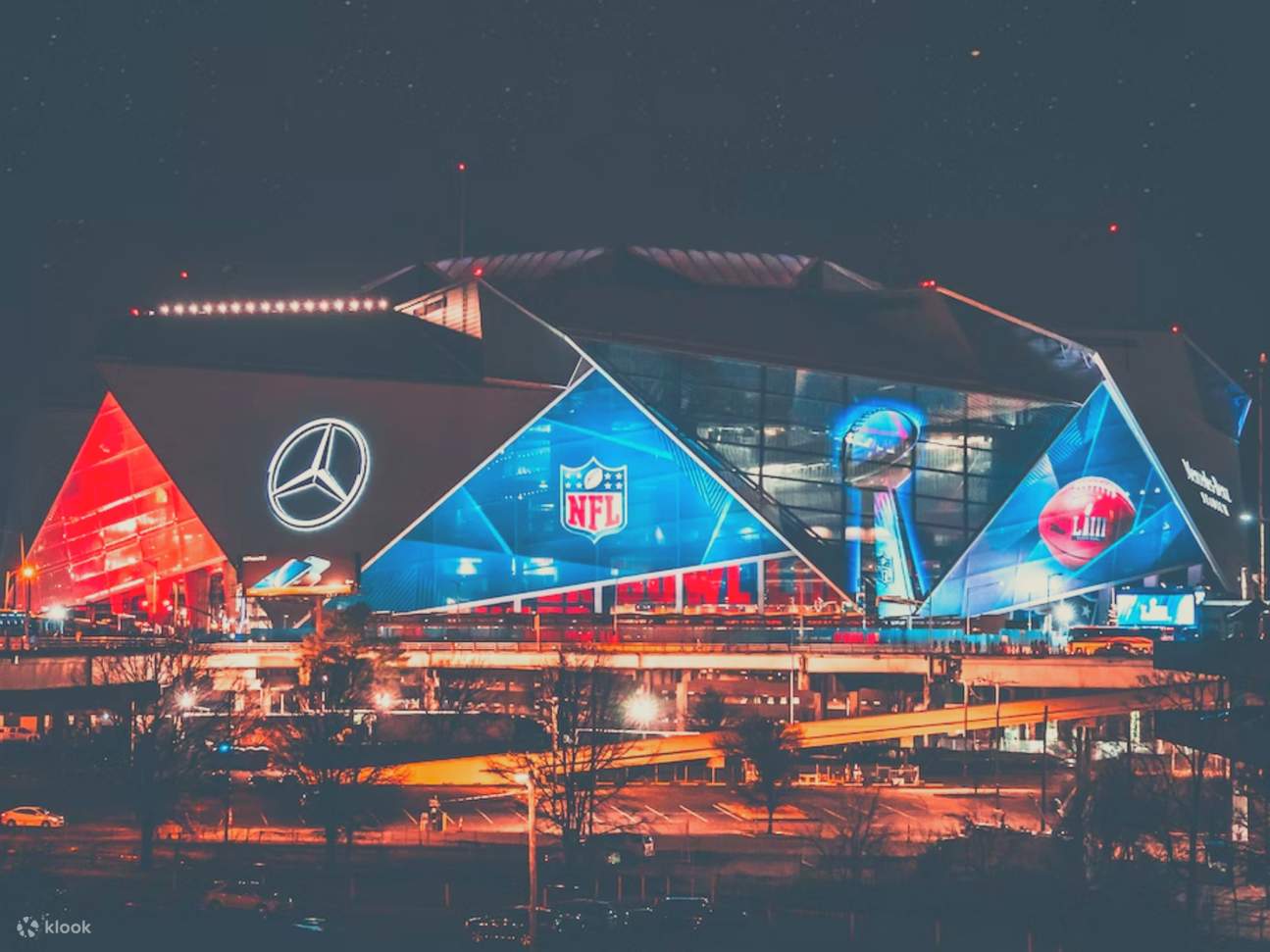 Bewundern Sie die innovative Stadionarchitektur, die das Mercedes-Benz Stadium zu einem Muss unter den Sehenswürdigkeiten Atlantas macht.