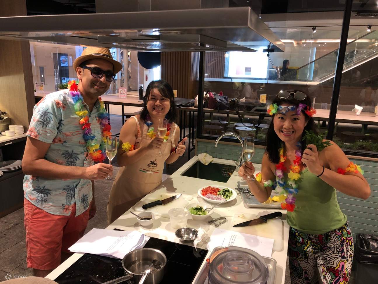 Selesaikan kelas dengan instruktur berbahasa Inggris profesional