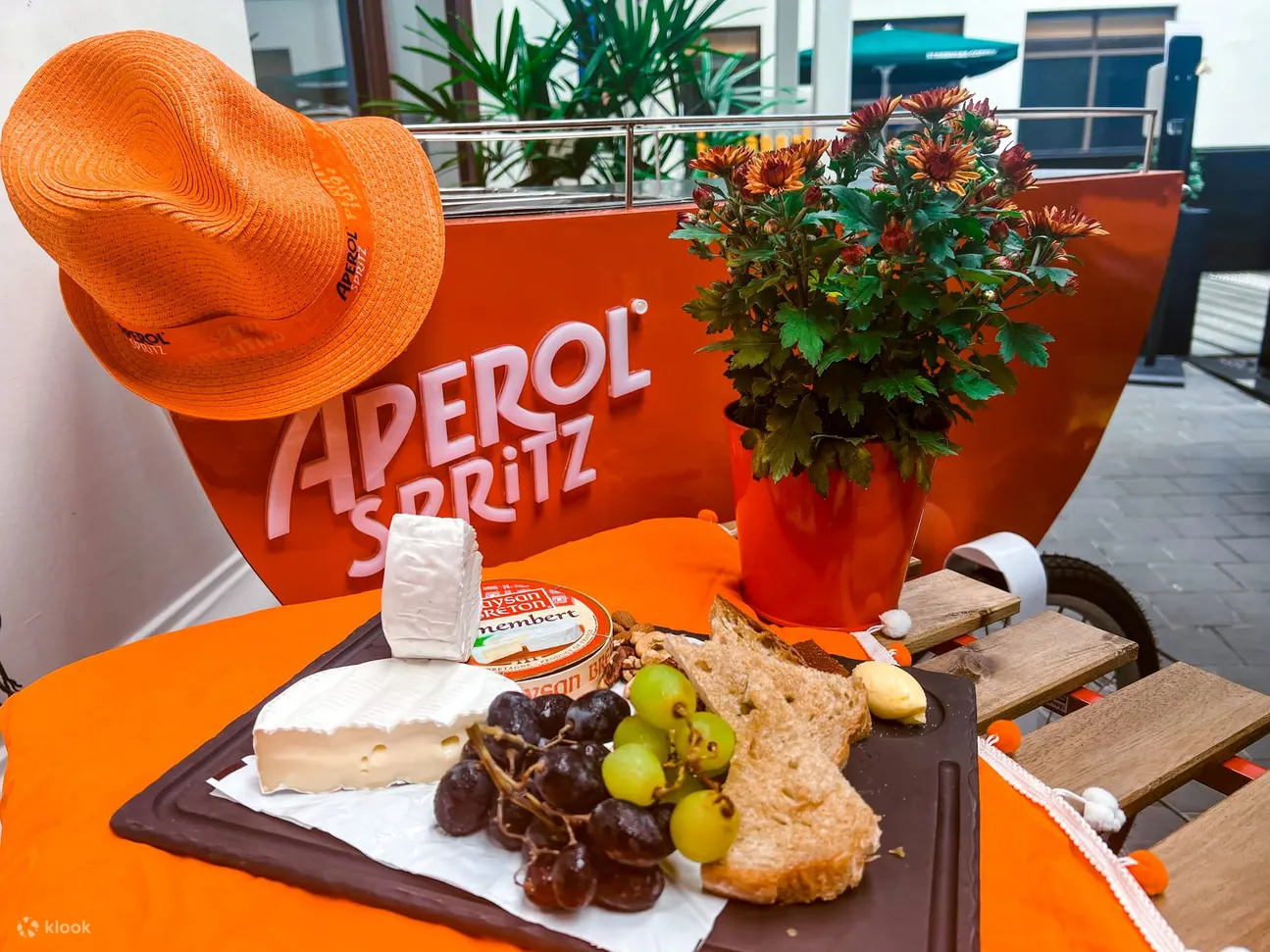 允许携带宠物的 Alfresco Hotel Indigo Garden 提供 Aperol Spritz
