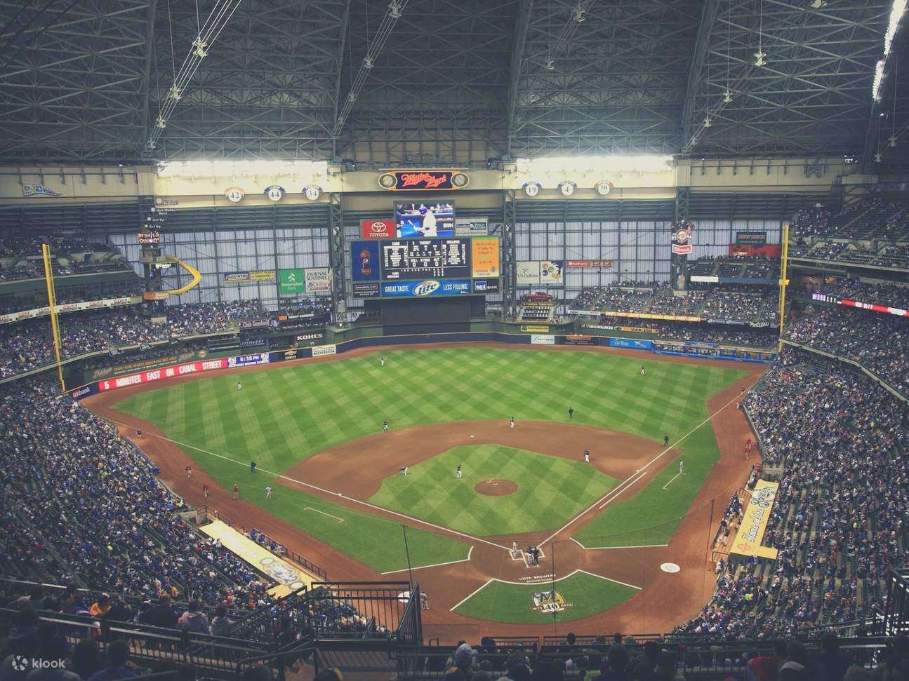 Trận đấu bóng chày Milwaukee Brewers tại American Family Field