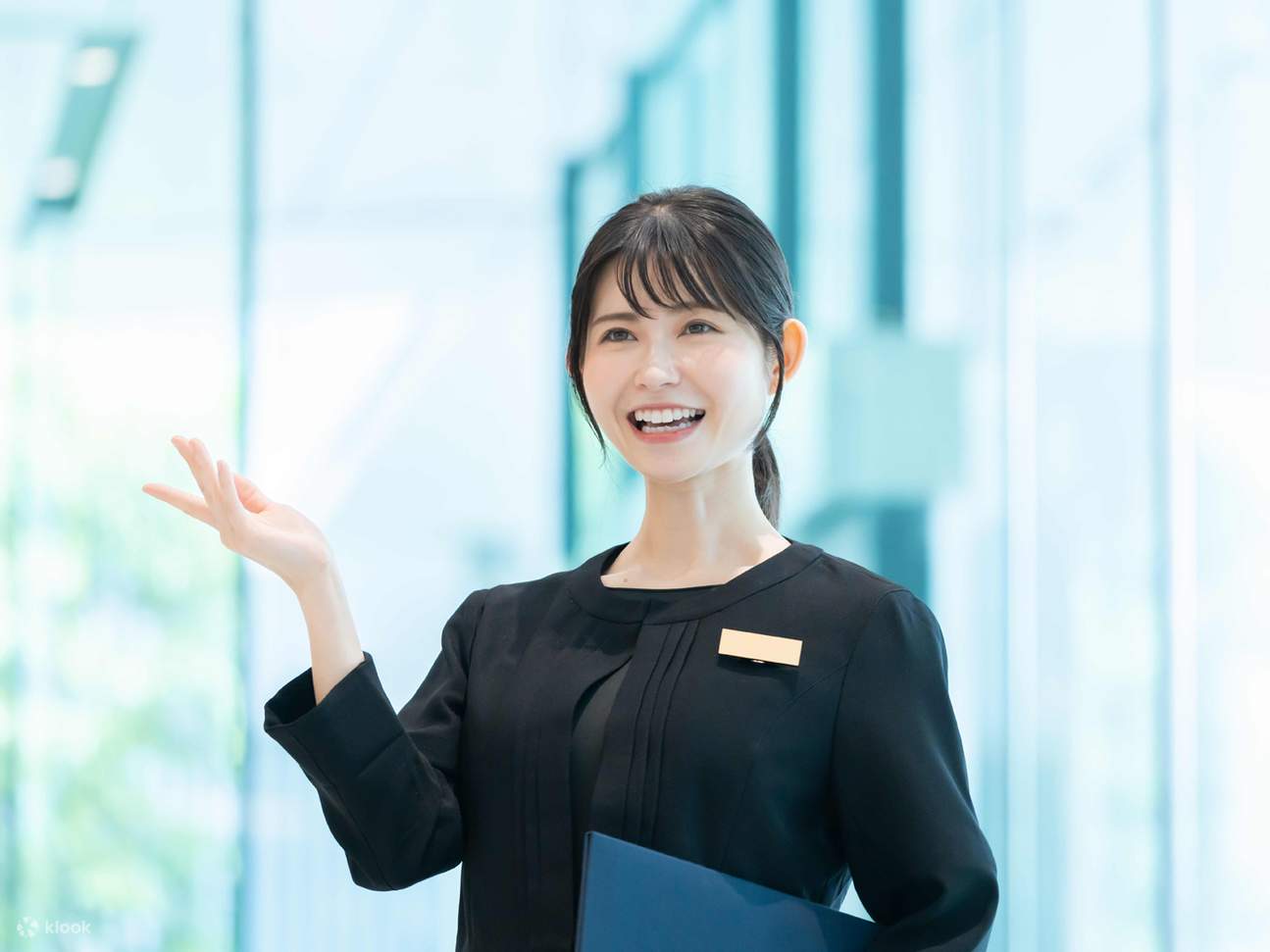 熱情服務人員協助辦理各種手續