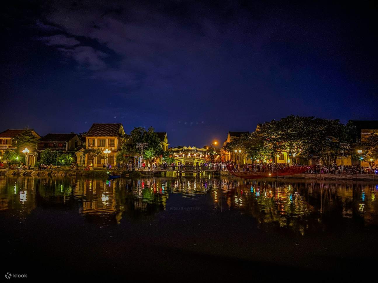 Lepaskan lampion di Sungai Hoai dengan harapan terbaik