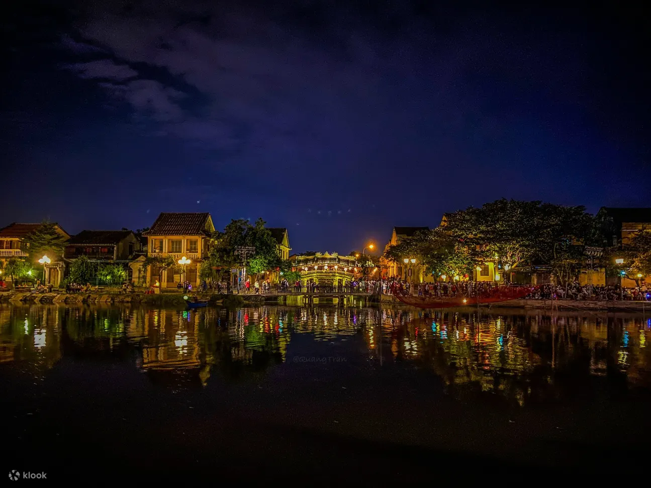 Release-the-lantern-on-Hoai-river-with-the-best-wishes