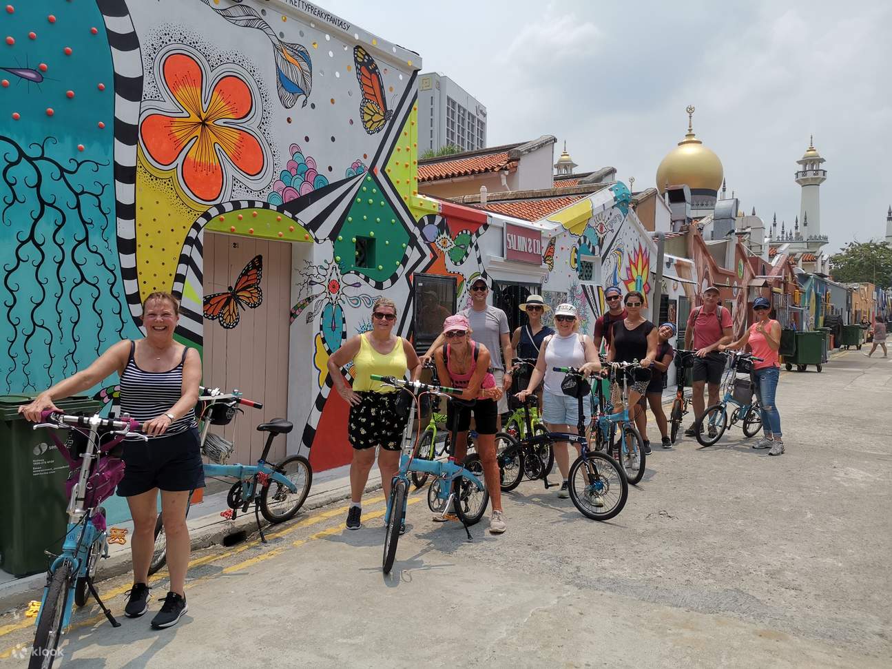 Come out for a morning excursion with your friends and family to tour Singapore on a bike!