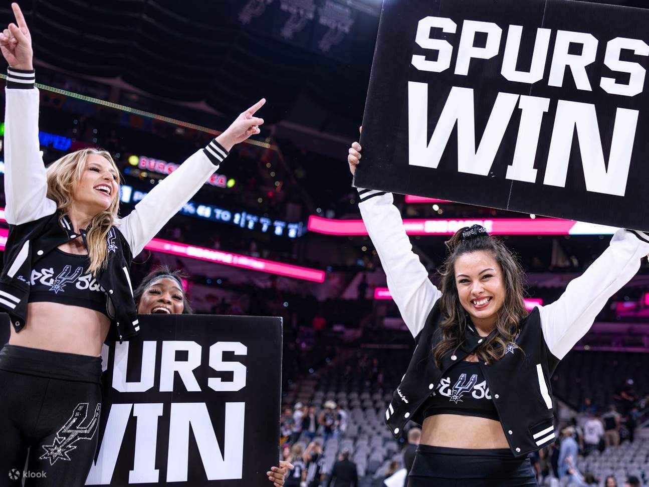 クラッチショットや試合の流れを変えるプレーに観客が反応する興奮を感じてください