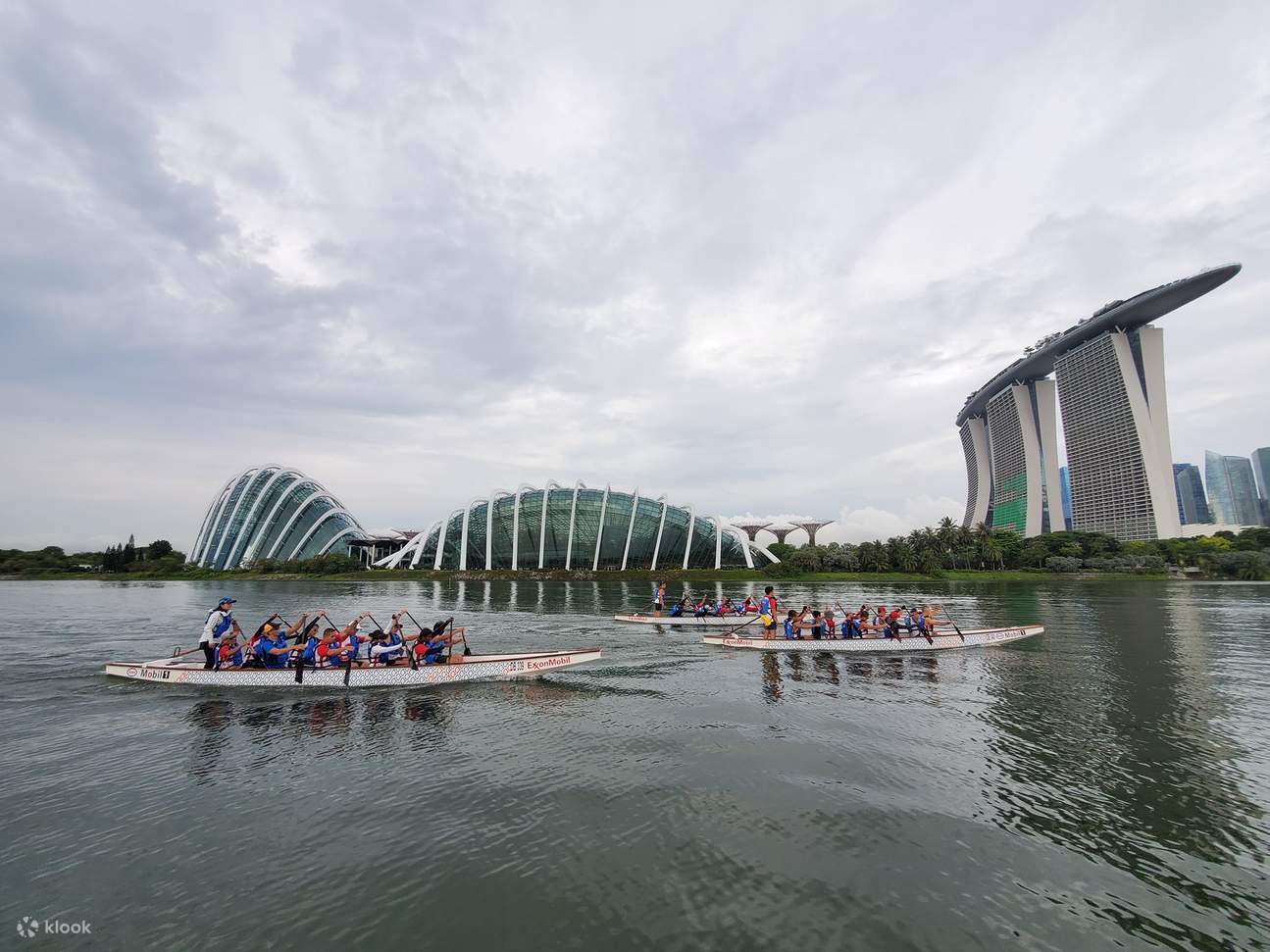 Magnifique course de bateaux-dragons à Marina Bay