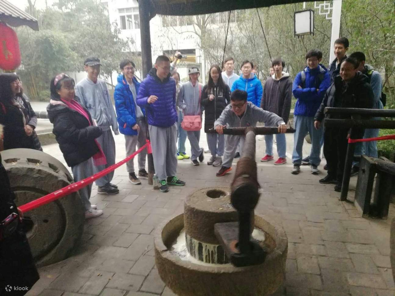 Visite el sitio de producción artesanal tradicional y deguste la deliciosa comida