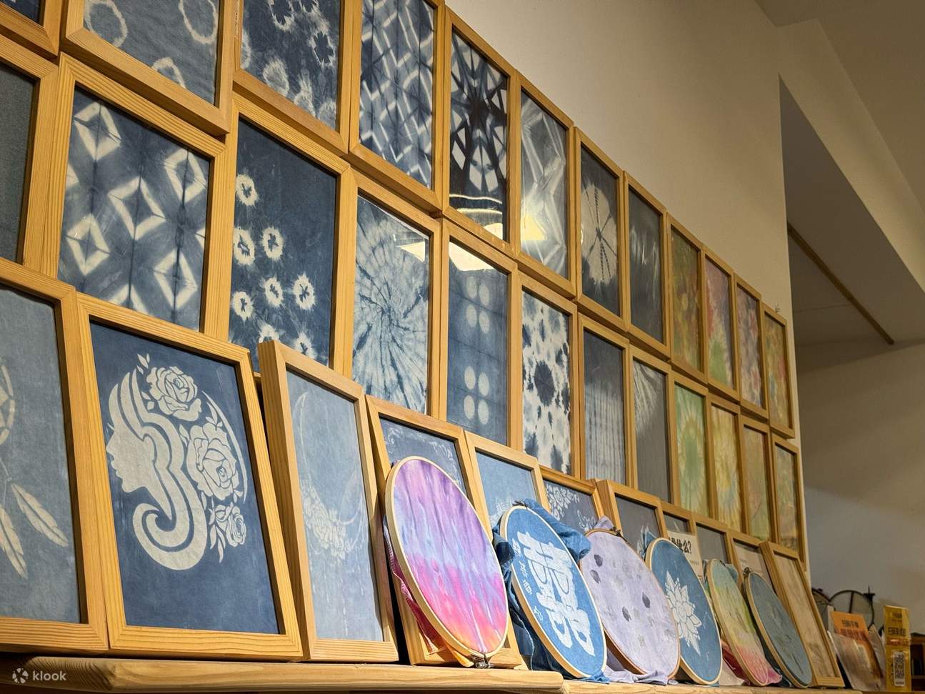 Beim Färben von blauem Stoff wird das Stoffmuster mit dem Atem des Cangshan-Berges und des Erhai-Sees getränkt