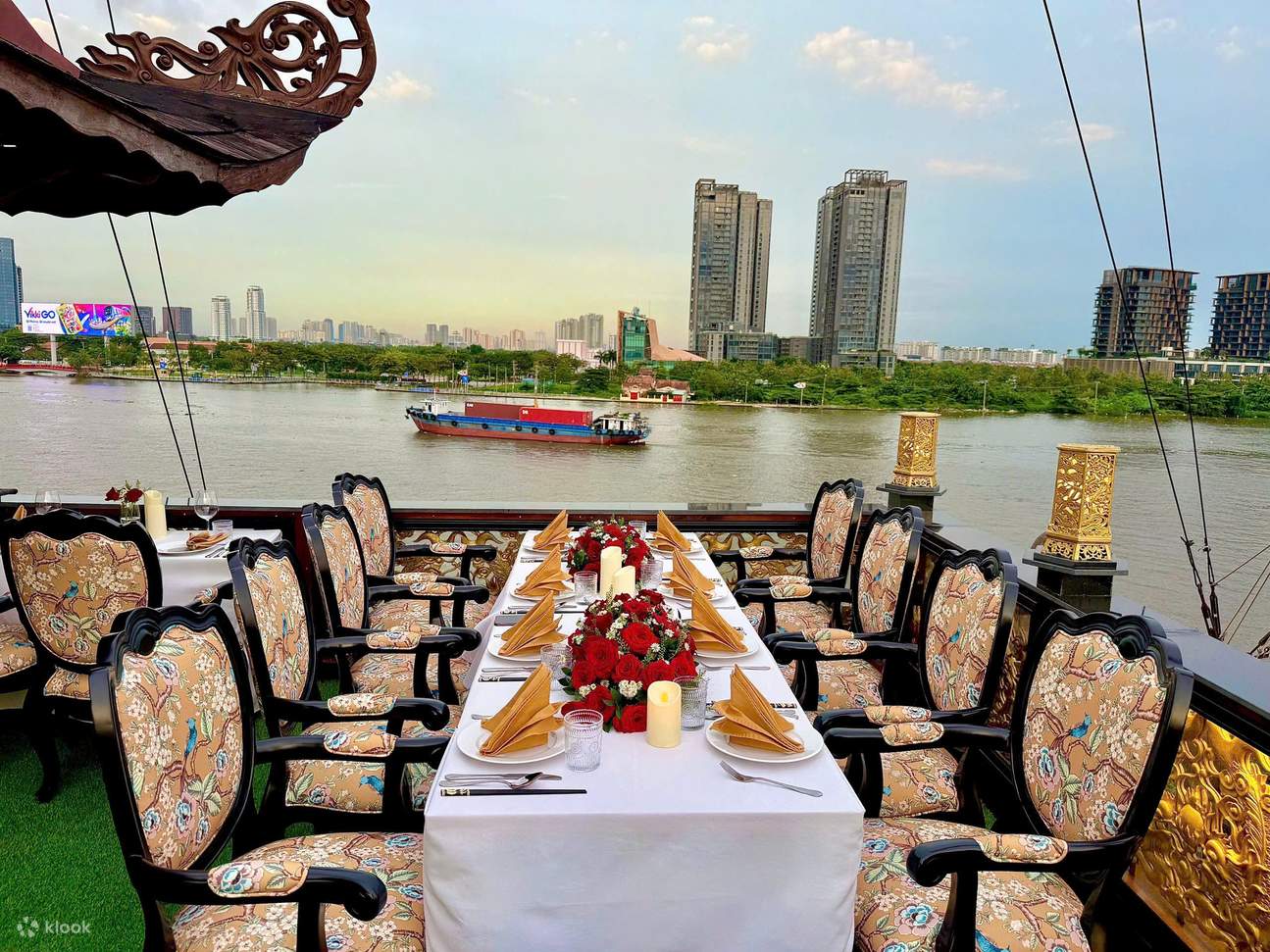 사이공 강 엘리사 플로팅 레스토랑에서의 식사 경험