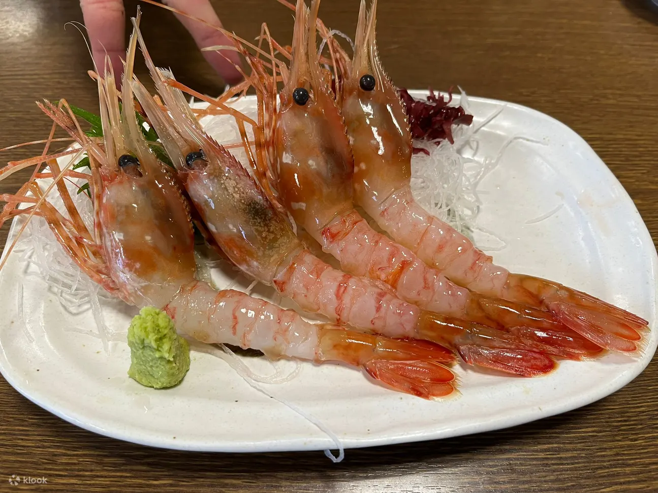 大叹新鲜海产如鳕场蟹、拖罗海胆帆立贝等美味刺身，及海鲜丼等