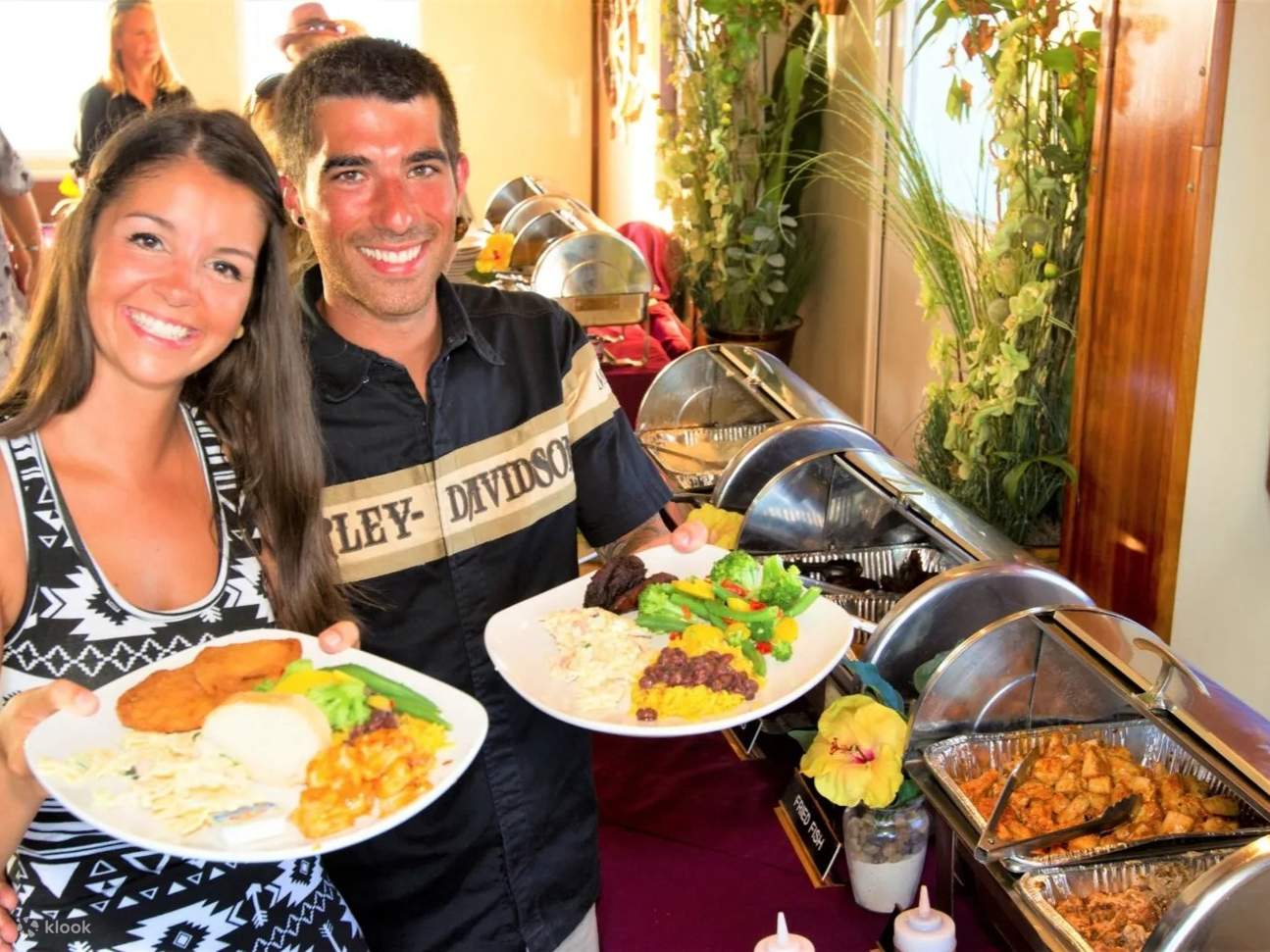 一边享用美味的自助餐，一边共度浪漫夜晚