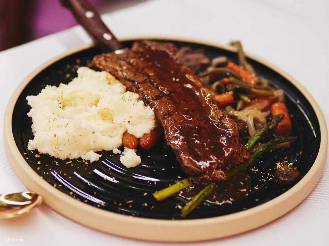 Meja dengan cahaya lilin melengkapi hidangan gourmet 5 menu di samping Brooklyn Bridge yang diterangi cahaya