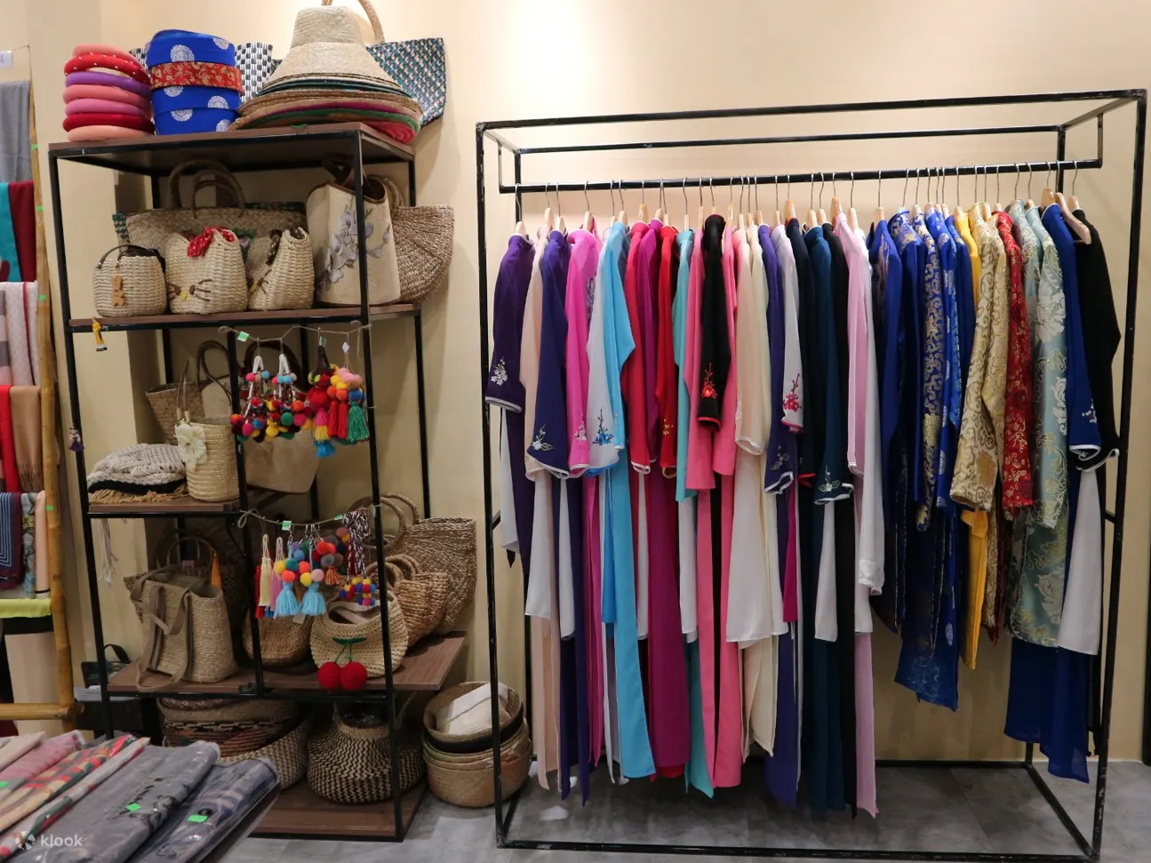 岘港一家商店里的奥黛架