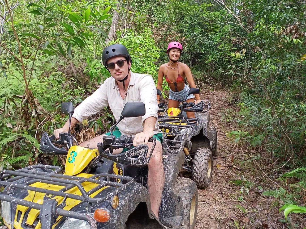 2 名男子驾驶 ATV 享受越野乐趣