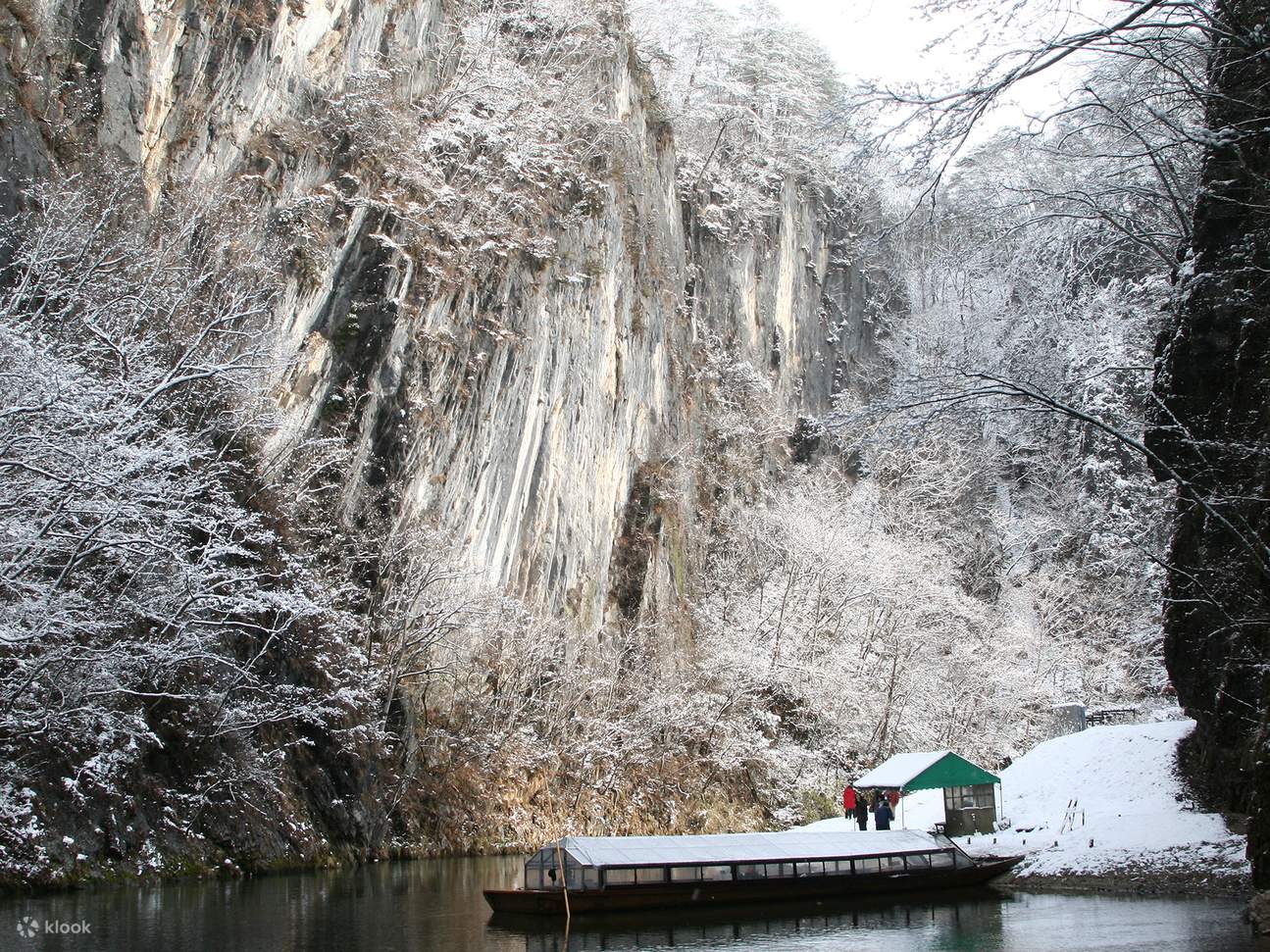 乘船游览盖壁峡谷 (Geibi Gorge) 的风景