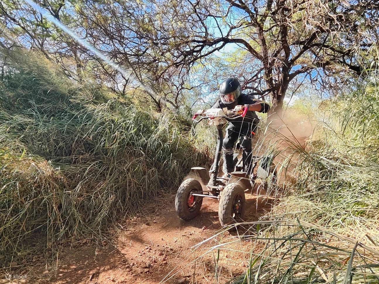 Navegue por senderos lodosos, caminos rocosos y exuberantes entornos tropicales