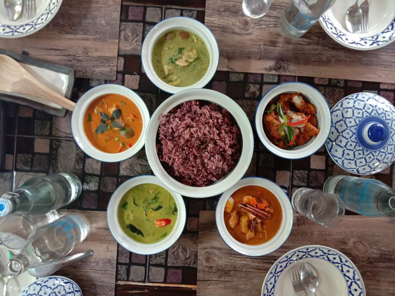 Beliebte thailändische Currygerichte sind unter anderem Green Curry und Massaman Curry.