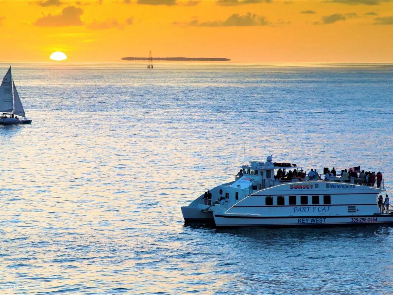 在宁静的海面上巡游，欣赏令人叹为观止的日落美景