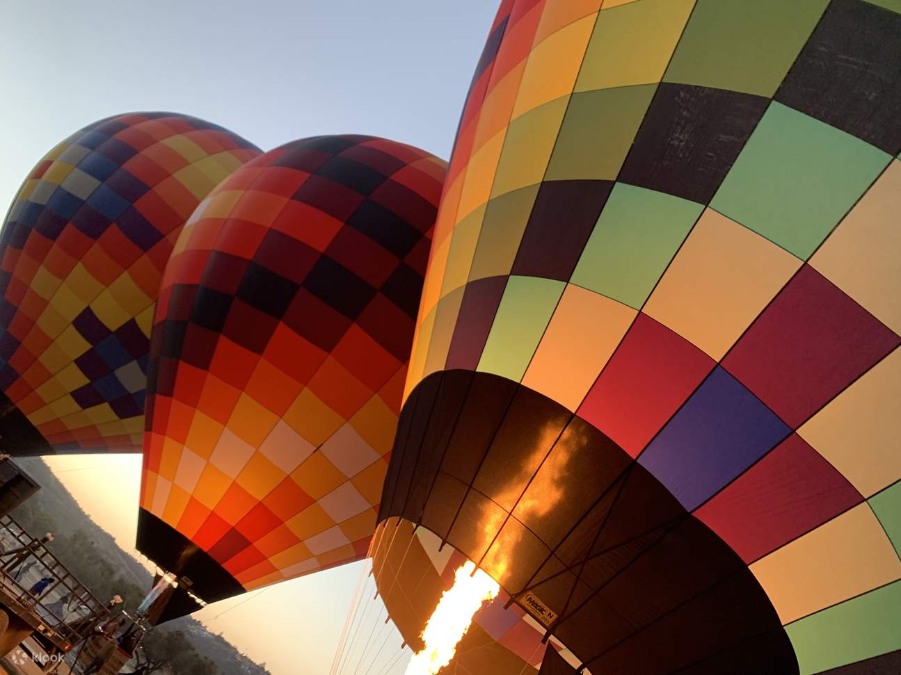 Navegando juntos a bordo de tres globos aerostáticos al amanecer, capturando momentos inolvidables a través de extensas vistas campestres