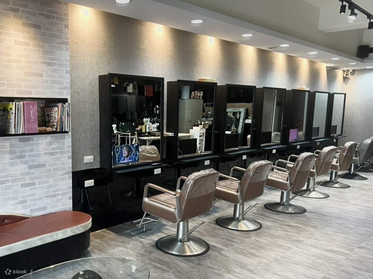 Tempat duduk di kedai