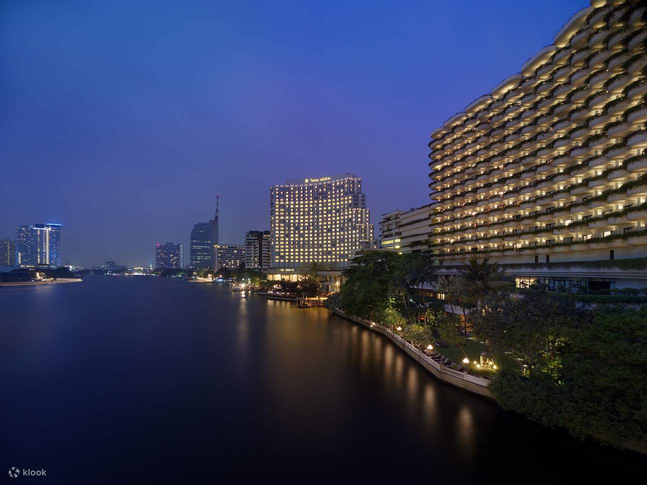 Shangri-La Hotel Bangkok with river view and sunset