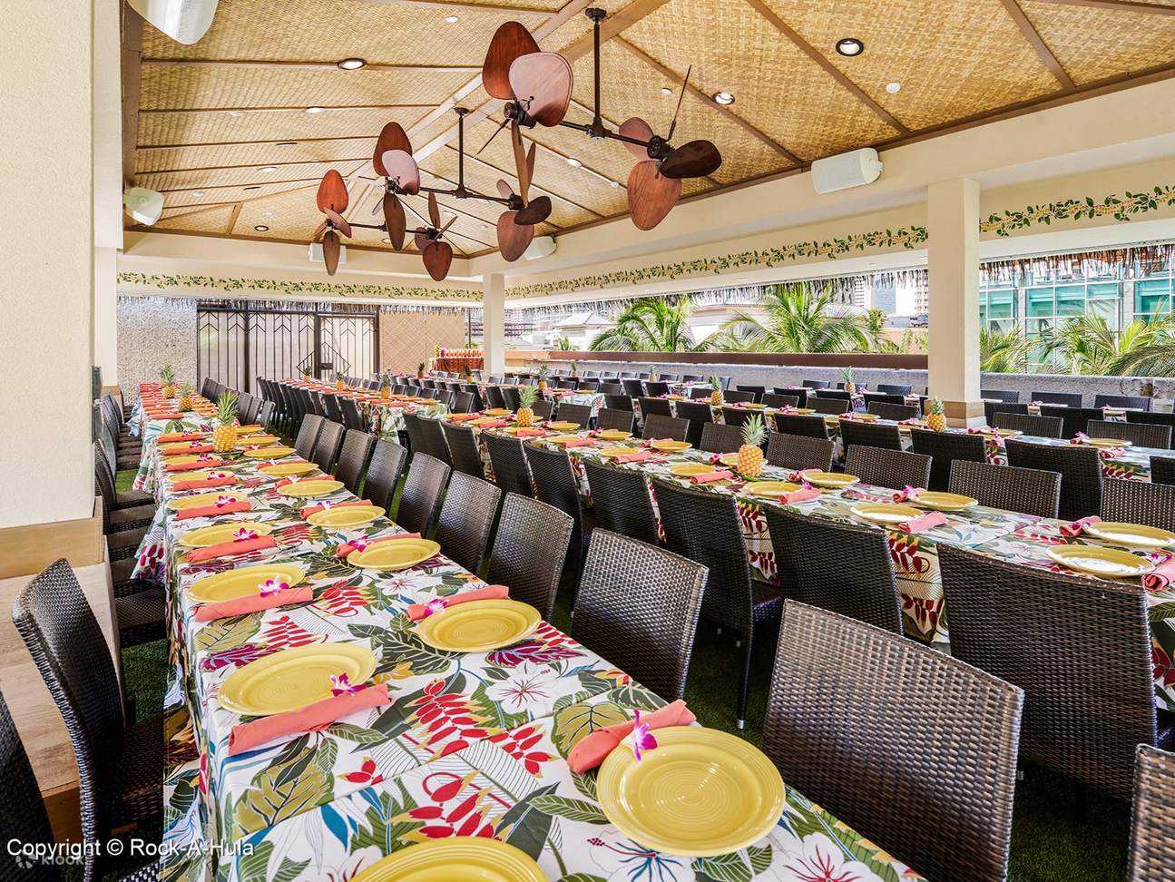 Bài học Hula nơi những chuyển động uyển chuyển và âm nhạc quyến rũ của Hawaii hòa quyện