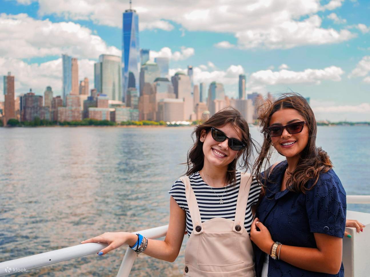 아름다운 풍경을 바라보며 로맨틱한 크루즈 여행을 즐기는 연인들을 만나보세요.