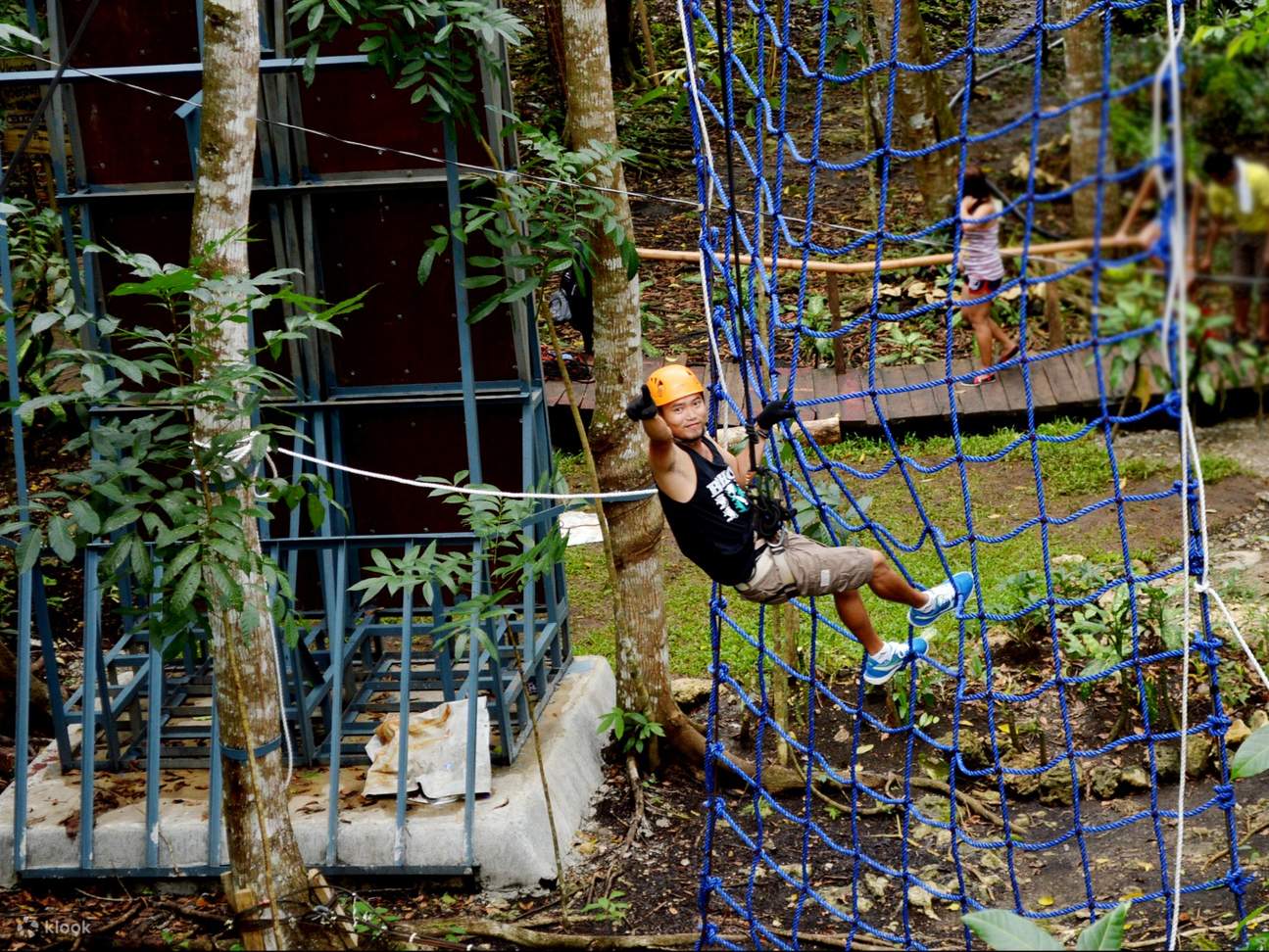 Tony Hawk, circuitos de cuerdas en las copas de los árboles, Chocolate Hills Adventure Park, Bohol
