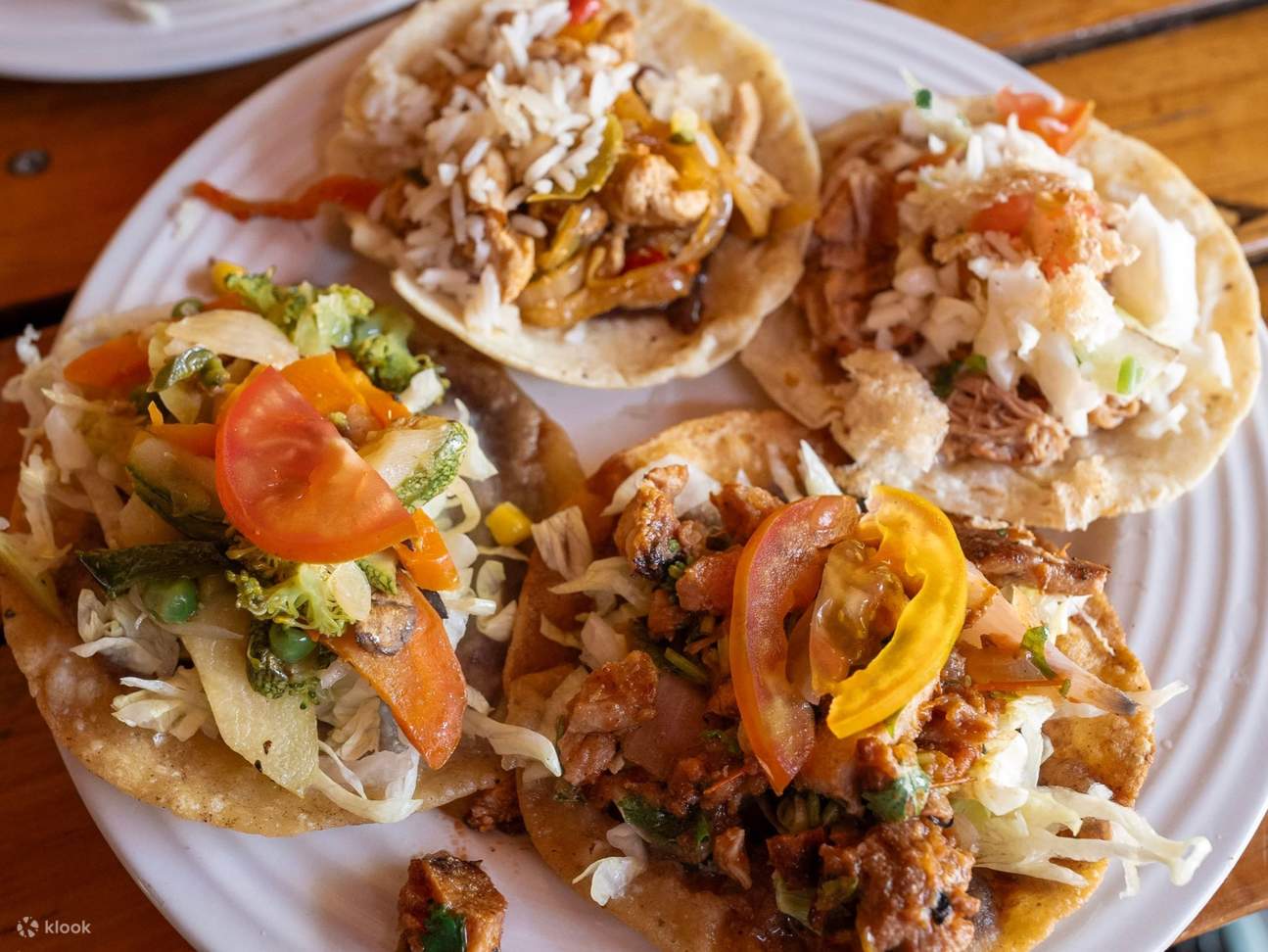 Ein herzhaftes, regionales Mittagessen nach einem erholsamen Bad in einer abgelegenen unterirdischen Höhle genießen