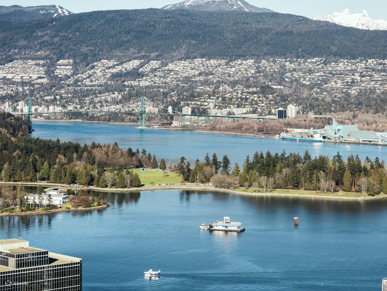 Faites une palpitante ascension de 40 secondes en ascenseur de verre pour admirer une vue imprenable à 360 degrés sur la ville