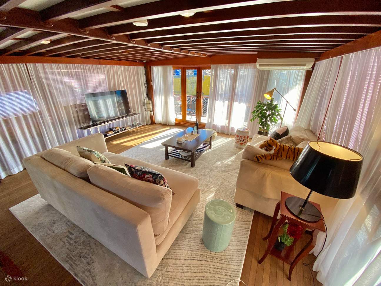British-styled Luxury Vintage Houseboat Staycation Experience in