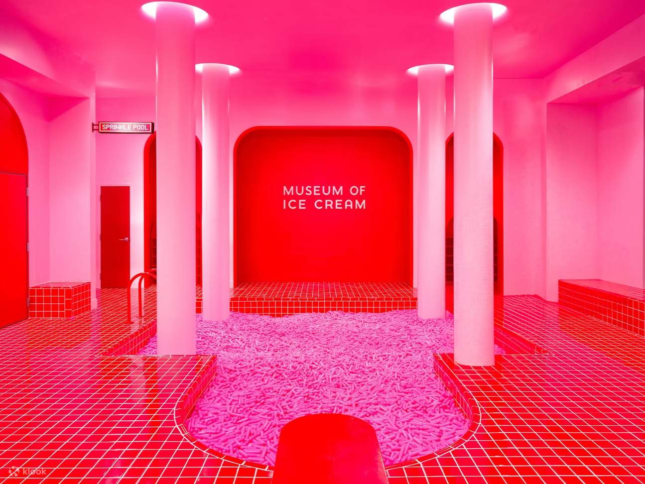 Окунитесь в легендарный бассейн Sprinkle Pool и получите игривые и красочные впечатления.