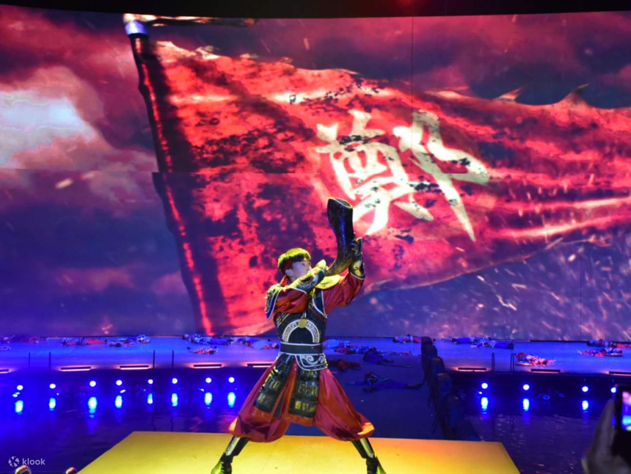 激烈的海战、剽悍的战马、无畏地厮杀一场偷袭大战拉开序幕升起的水面城墙，变换的背景音乐一场视听的结合